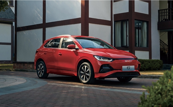 BYD e2 سدان الکتریکی کامپکت خالص 405 کیلومتر برد دارد