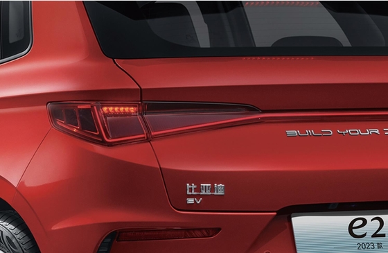 BYD e2 سدان الکتریکی کامپکت خالص 405 کیلومتر برد دارد