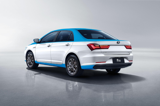 تاکسی الکتریکی خالص BYD Qin EV دارای 450KM و یک بدن دو رنگ است